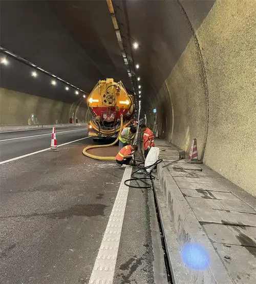 长阳隧道排水渠清淤